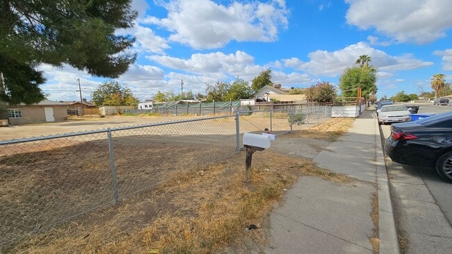 Building Photo - 2 Bd 1 Ba Home | Huge Lot in East Bakersfield