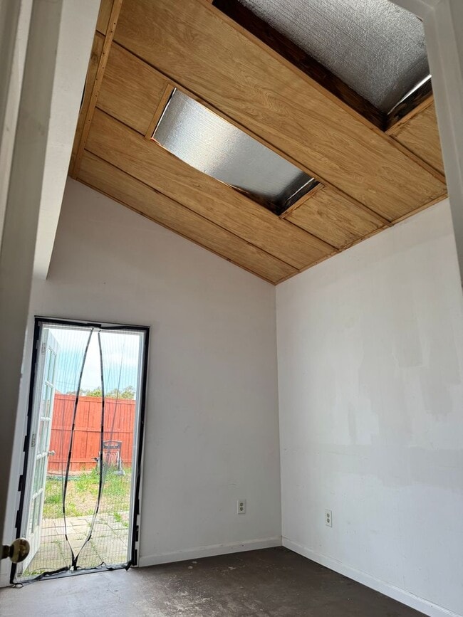 Building Photo - Cute, private, pet friendly 1 BD/ 1 bath h...