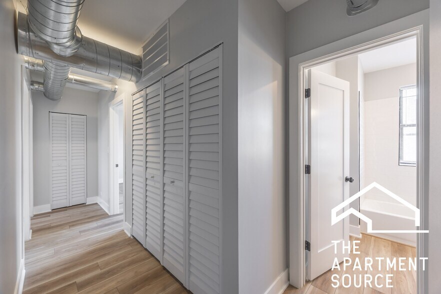 Building Photo - 6148 N Francisco Ave