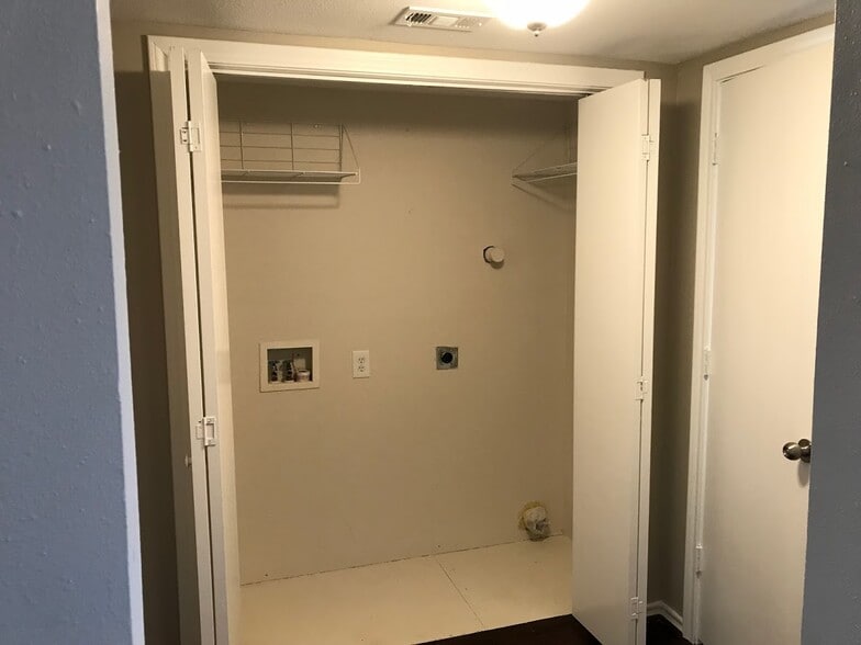 Washer/Dryer Hook-Up Closet - 404 S Texas Dr