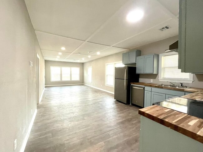 Building Photo - 22 5th Ave SW