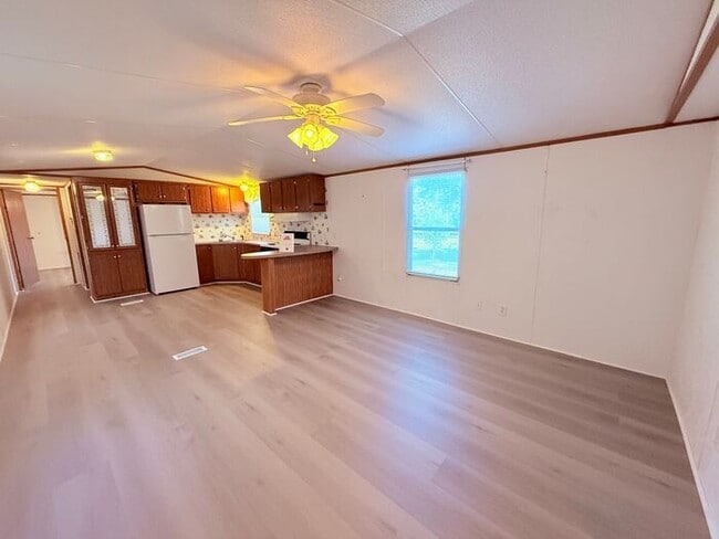 Building Photo - Single Wide Home 5 minutes to Wrightsville Beach and UNCW 2 bedroom with deck