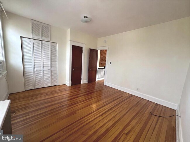 Building Photo - 1333 W 40th St