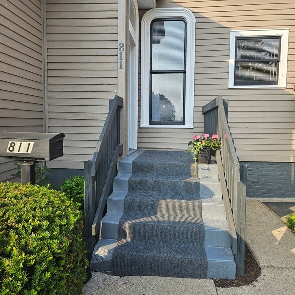 Private Entrance - 811 Tyler St