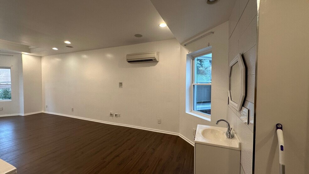 Building Photo - 548 S 54th St