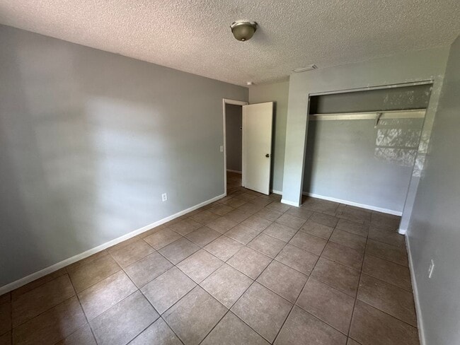 Building Photo - 911 N Iowa Ave