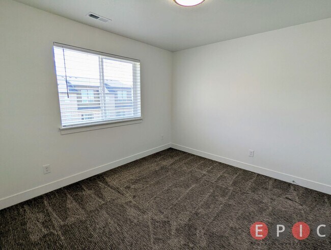 Building Photo - 566 Lewski Ln