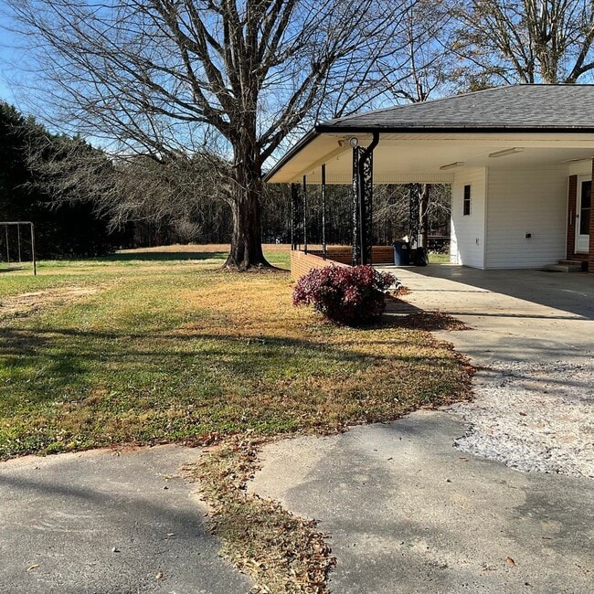 Building Photo - Brick Ranch Style home with 3 Bedrooms, 2.5 Baths, Full Unfinished Basement In Iron Station NC