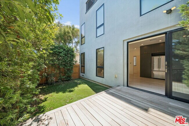 Building Photo - 633 Palms Blvd