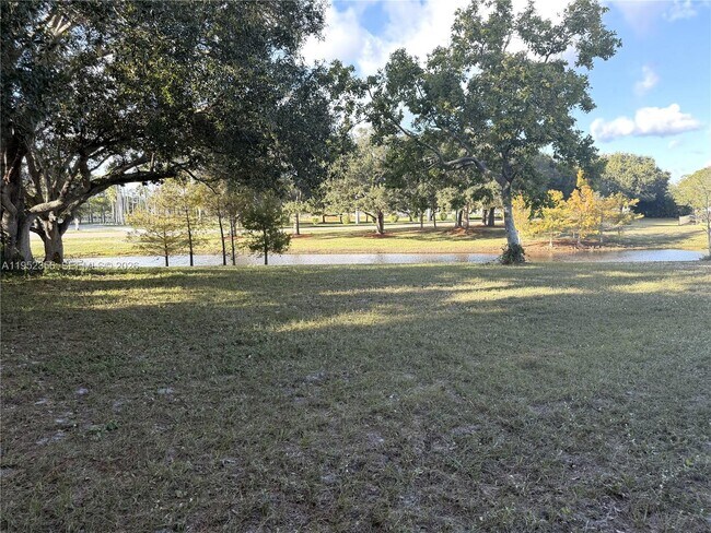 Building Photo - 1822 SE Oxmoor Ct