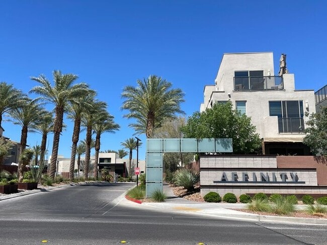 Building Photo - Carry Over Showing: This property has been...