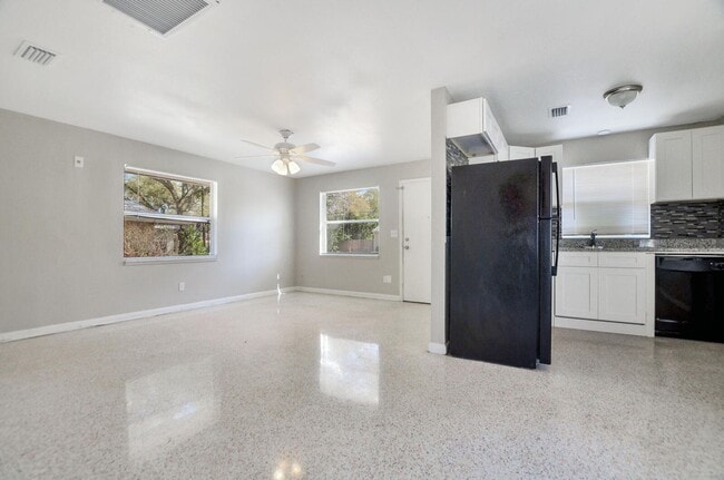 Building Photo - 1/1  Clearwater Duplex -  available now