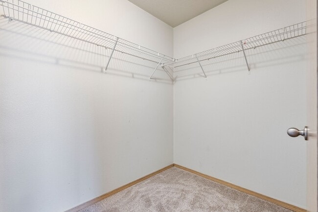 Building Photo - 4 bed, 2.5 bathroom House available