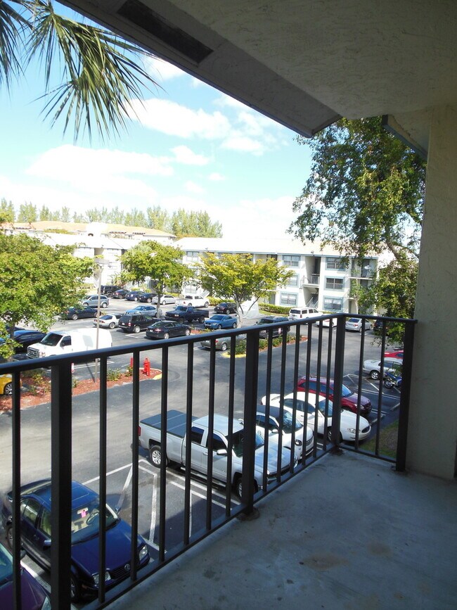 Building Photo - ONE BEDROOM ONE BATHROOM! WATERFRONT COMMUNITY!