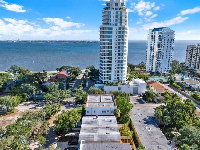 Building Photo - 3006 W Julia St