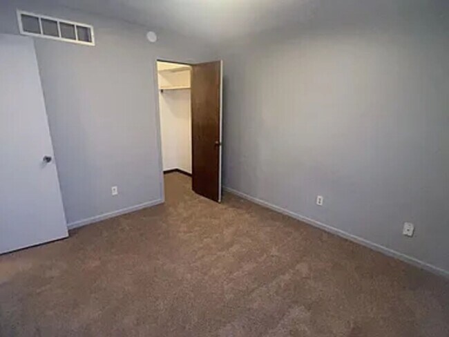 Building Photo - 431-431 Maple Grove Way