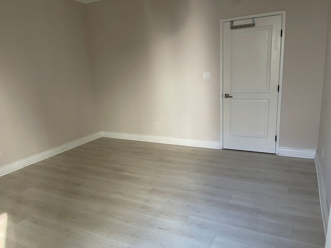 Building Photo - Spacious 1-bedroom 1-bath in a great compl...