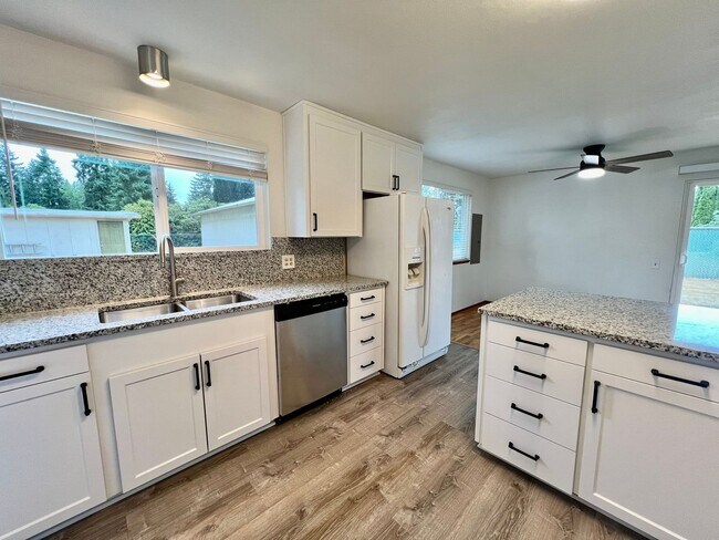 Building Photo - Updated 3BD w/ Outbuildings & Shop - Water included