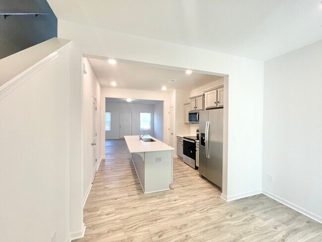 Building Photo - 2 Bedroom Townhome in Lowell