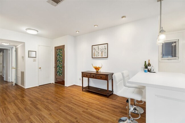Building Photo - 2824 Briarhurst Dr