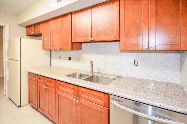 Building Photo - 9262 Westwood Village Dr