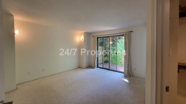 Building Photo - Stunning Home in Tranquil SW Neighborhood