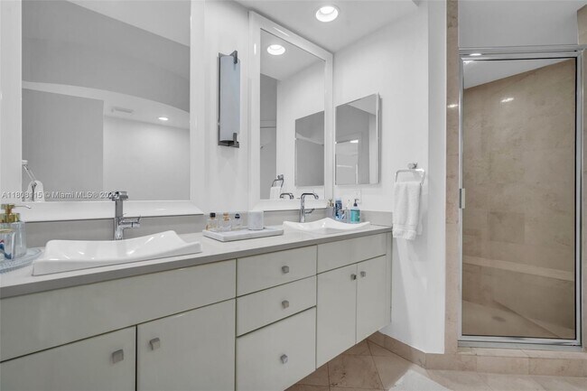 Building Photo - 765 Crandon Blvd