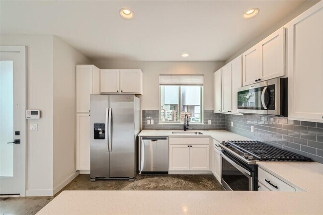 Building Photo - 801 N Bluff Dr