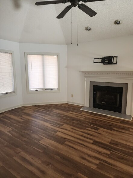 Building Photo - Room in Apartment on Knollwood Dr