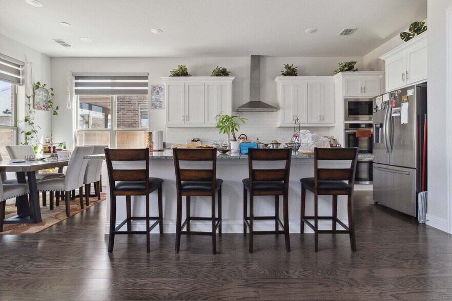 Building Photo - 566 Westwood Way Dr