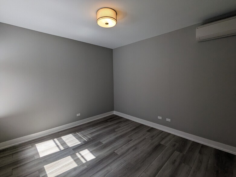 Building Photo - 3935 N Janssen Ave