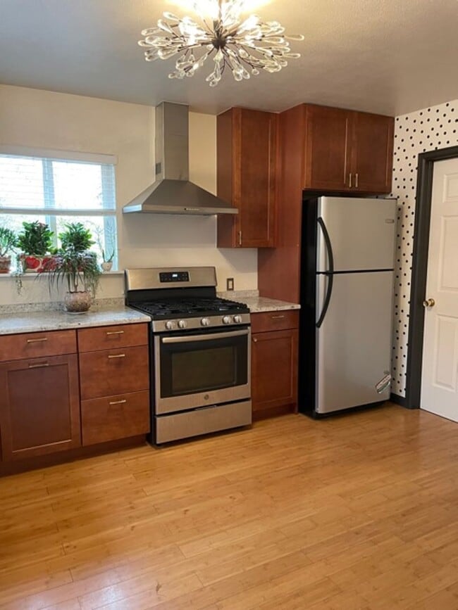 Building Photo - CHARMING 2 BED/1 BATH COZY COTTAGE LOCATED...