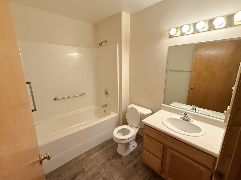 Building Photo - 343 Twin Oak Dr