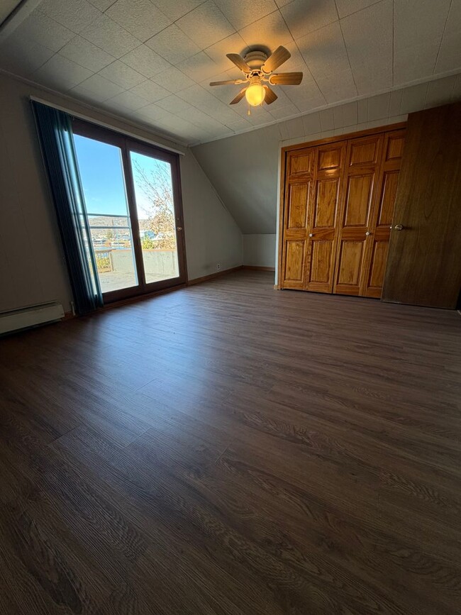 Building Photo - Available Now 3 Bedroom 1 Bath Home on Park Point