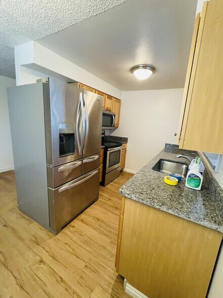 Building Photo - 844 S Roberta St