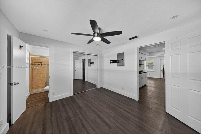 Building Photo - 924 NE 17th Terrace