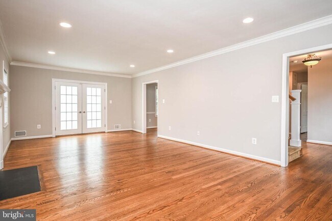 Building Photo - 1211 Vinita Ln