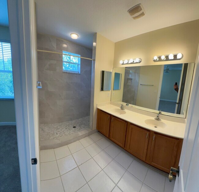 Building Photo - 845 Millbrae Ct