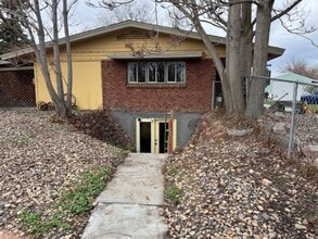 Building Photo - 2405 Sunset Dr