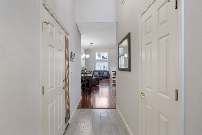 Building Photo - Stunning and Spacious 3 Bedroom 2.5 Bath C...