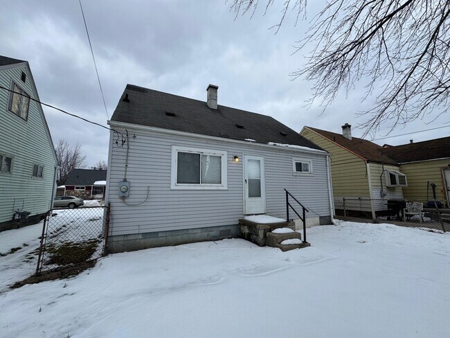 Building Photo - 14824 Myola Ave