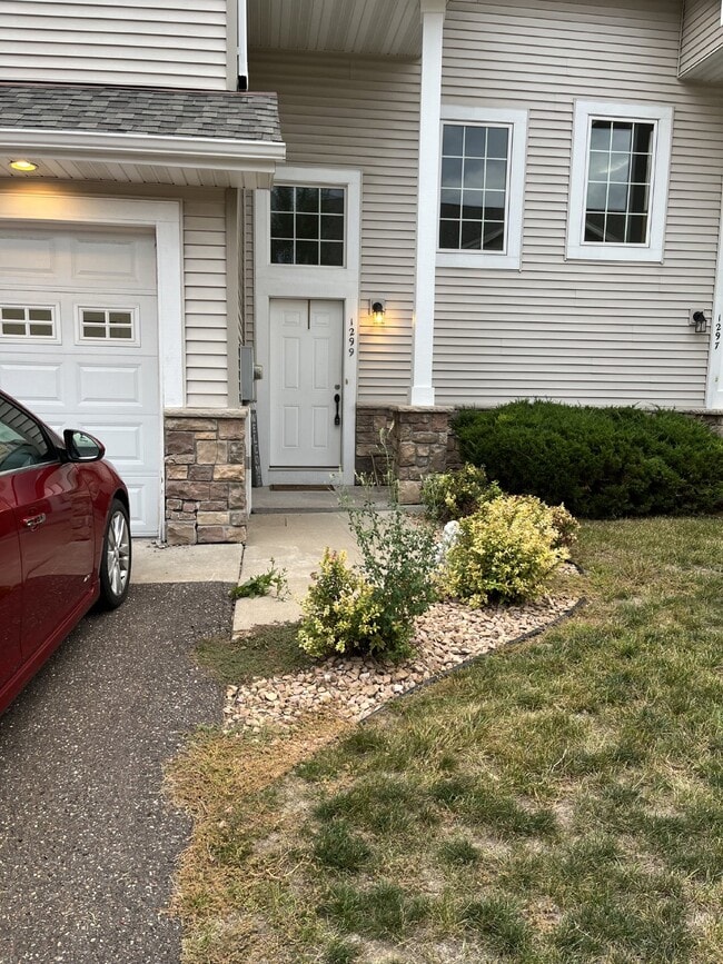 Building Photo - Prime location Vadnais Heights Townhome 4 Bed 4 Bath!