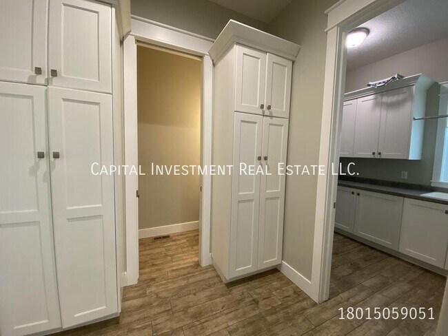 Building Photo - 224 E Pace Ln