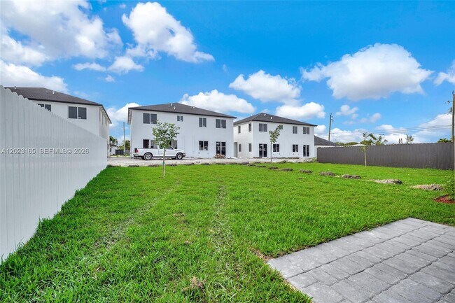 Building Photo - 22555 SW 125th Ave
