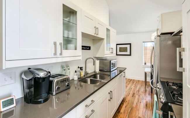 Building Photo - LOHI DUPLEX AVAILABLE IN JUNE