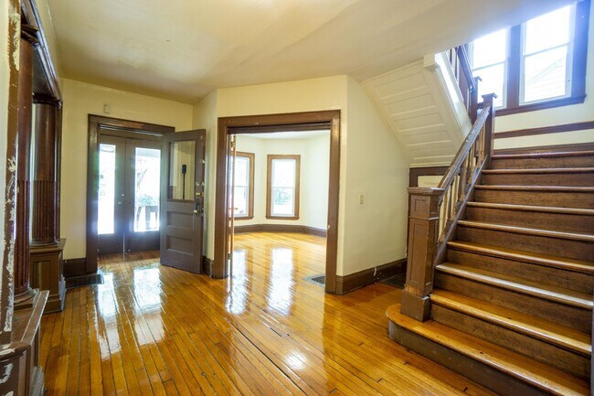 Building Photo - Spacious 5 Bed/2 Bath Single Family Home W...
