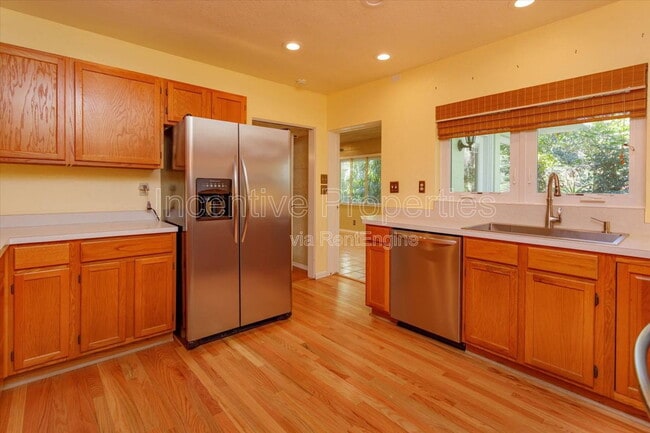 Building Photo - 816 Putnam Ave