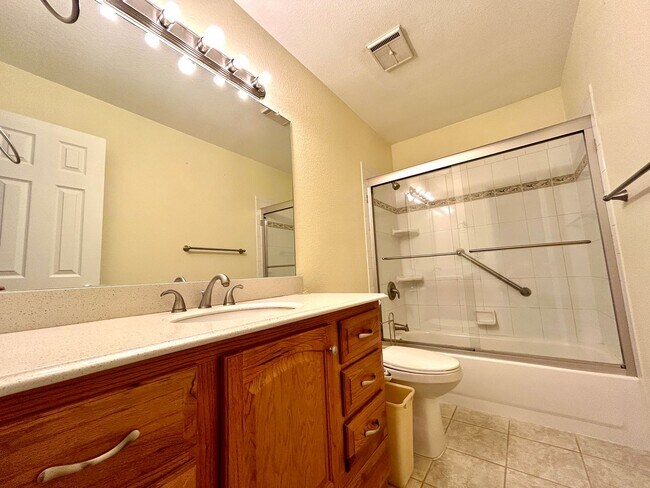 Building Photo - Looking for a Quality tenant who Appreciates a Gourmet Kitchen