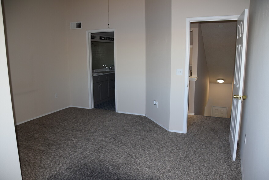 Building Photo - 1935 Piper St