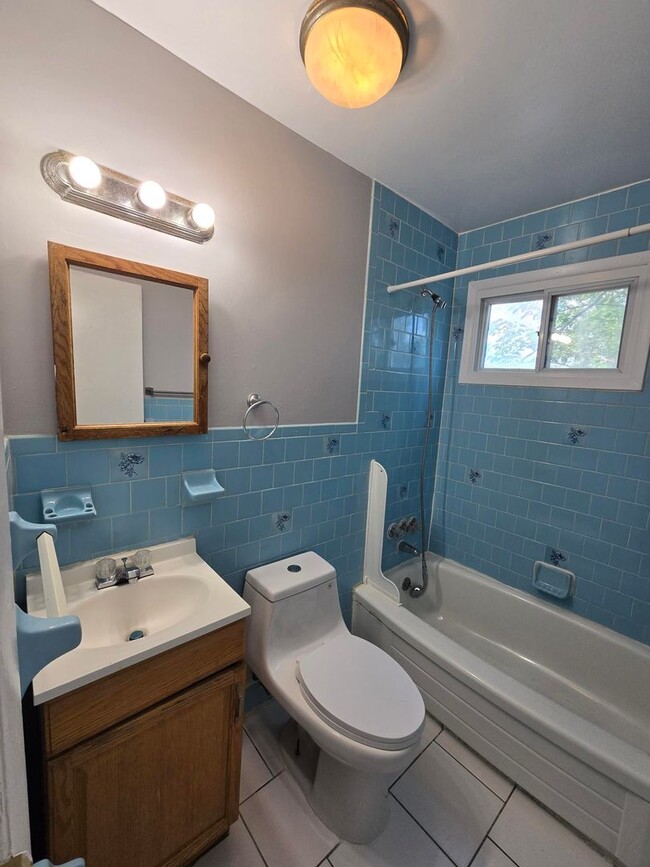 Building Photo - 942 Elton Ave
